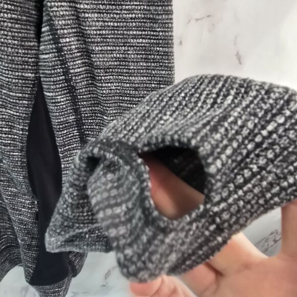 Lululemon Shirt Womens 6 Black Long Sleeve Thumb Holes Mitts Running Crewneck - Picture 9 of 13